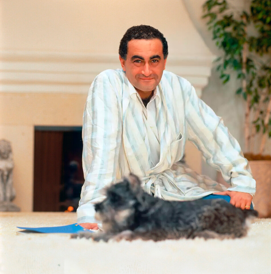 Доди Аль-Файед со своей собакой, 01 января 1990 г.