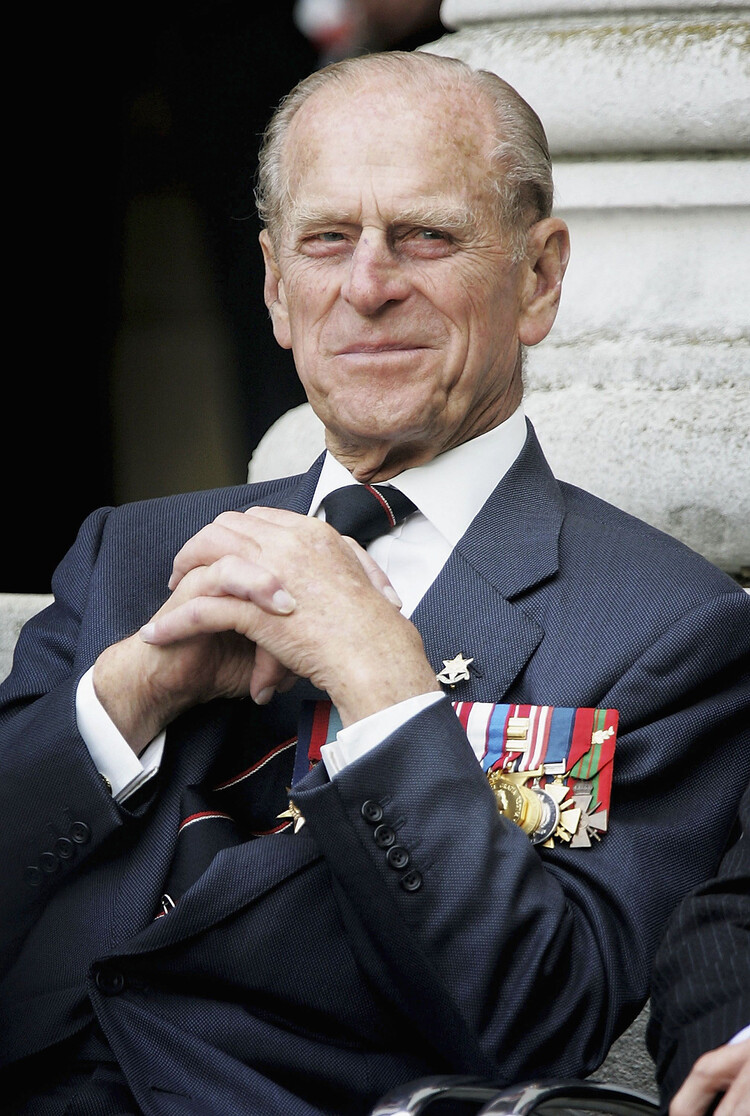 Его Королевское Высочество герцог Эдинбургский наблюдает за маршем группы Gurka в Имперском военном музее 15 августа 2005 года в Лондоне, Англия