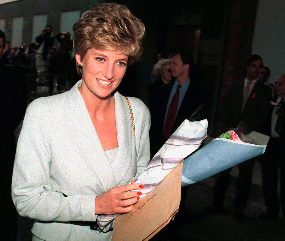 Принцесса Диана прибывает в торговый центр Mortimer Market Center, клинику сексуального здоровья и СПИДа в Лондоне 1 декабря 1994 года