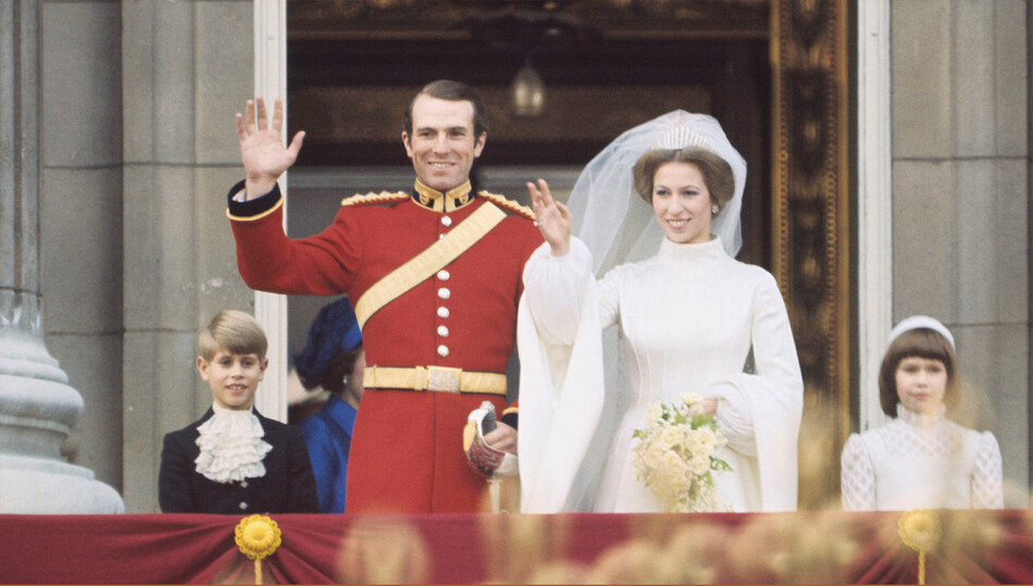 Капитан Марк Филлипс вместе со своей женой, королевской принцессой Анной, принцем Эндрю и Сарой Армстронг-Джонас приветствует поданных королевства с балкона Букингемского дворца в день королевской свадьбы, 14 декабря 1973 года, Лондон, Англия