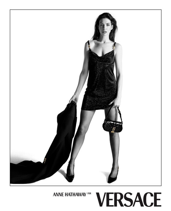 Энн Хэтэуэй стала лицом новой кампании Versace