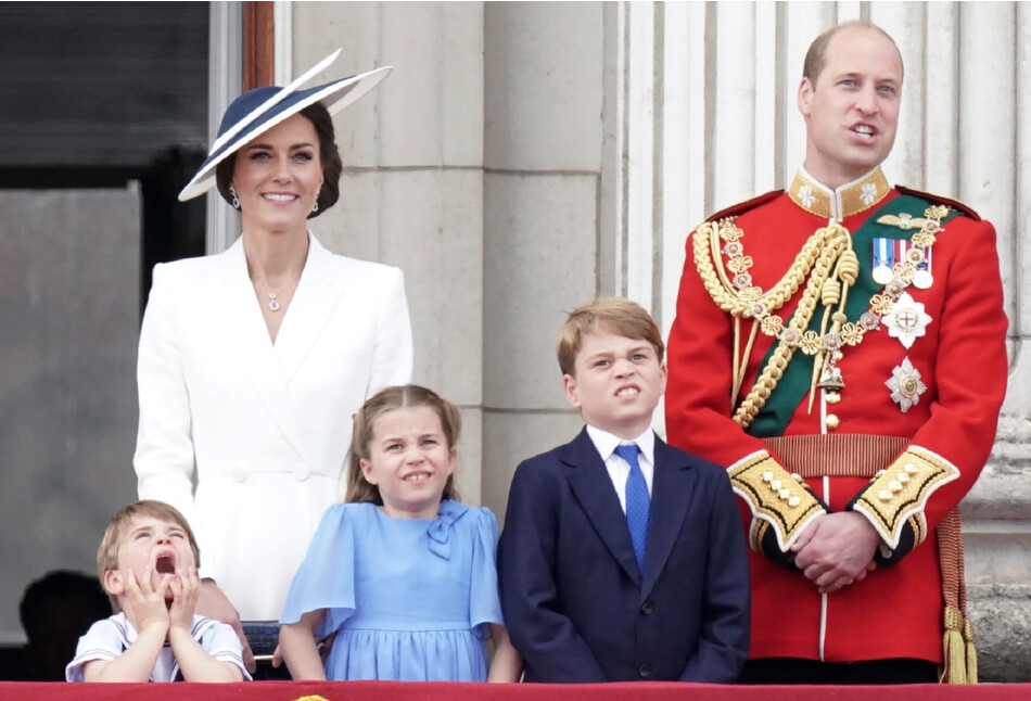 Герцоги Кембриджские с детьми на балконе Букингемского дворца во время парада Trooping the Colour 2 июня 2022 года в Лондоне, Англия&nbsp;