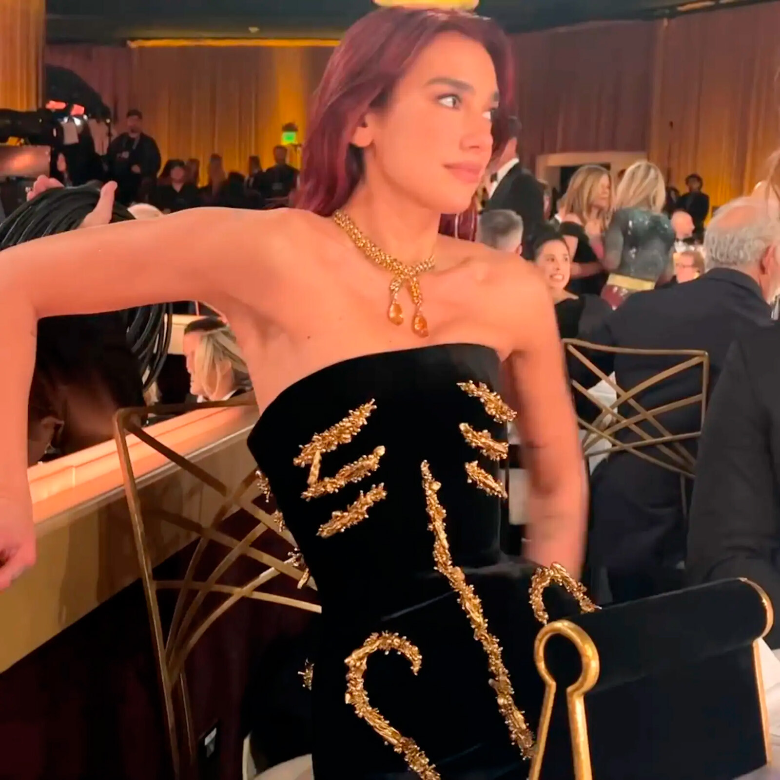 Неудобное платье подвело Дуа Липу на церемонии Золотой глобус 2024