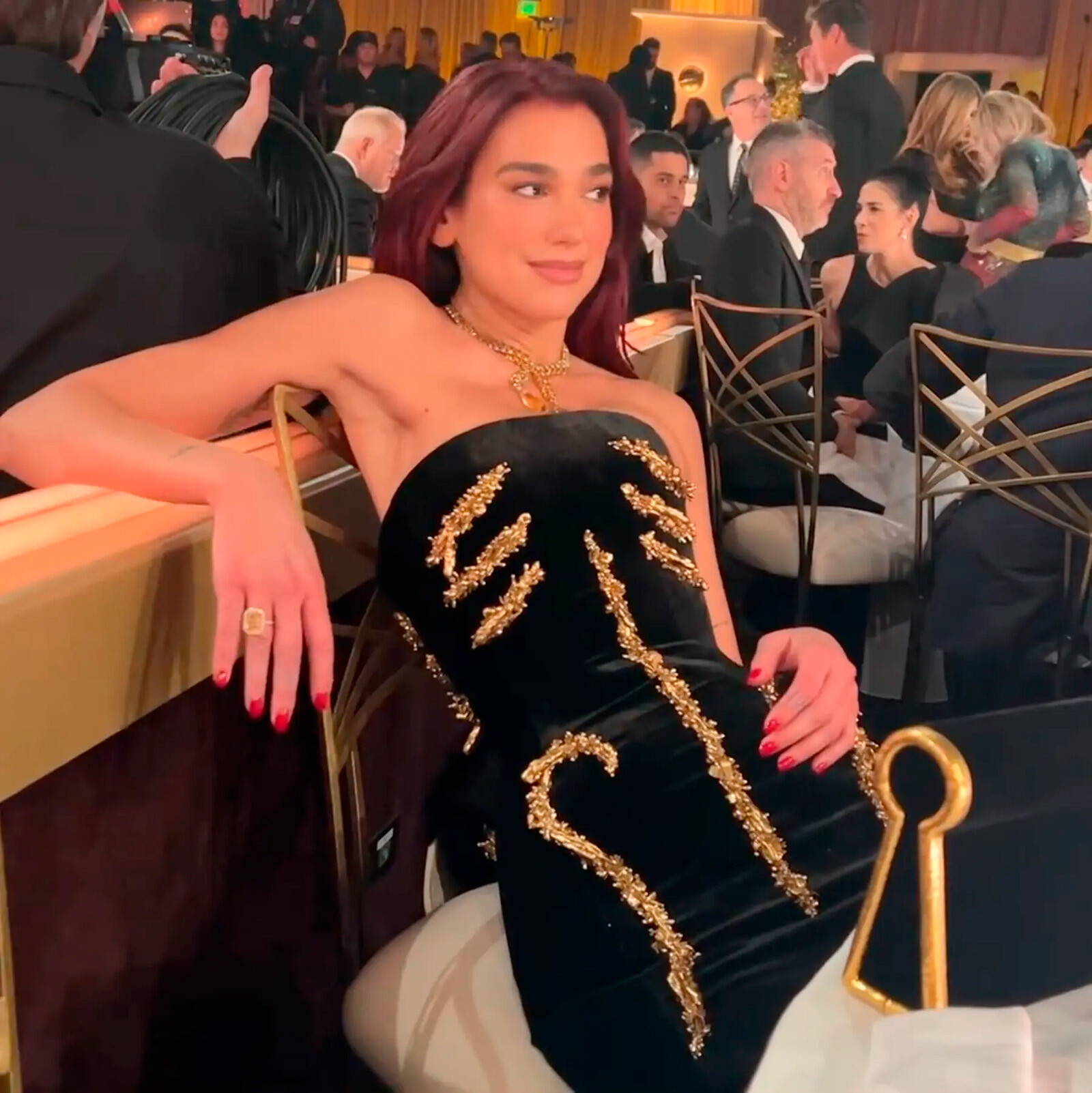 Неудобное платье подвело Дуа Липу на церемонии Золотой глобус 2024