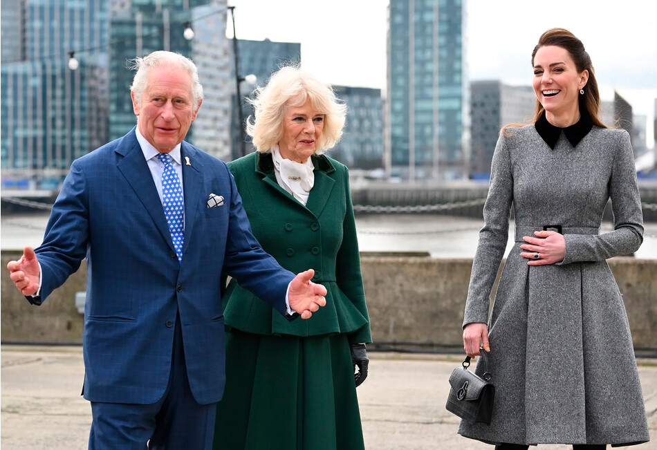 Камилла, герцогиня Корнуолльская и Кэтрин, герцогиня Кембриджская, прибывают с визитом на учебный полигон Фонда принца по искусству и культуре на пристани Тринити-Буй-Уорф 3 февраля 2022 года в Лондоне, Англия