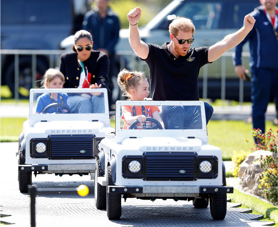 Меган Маркл и принц Гарри участвуют в соревнованиях игрушечных машинок Land Rover Driving Challenge, в первый день Invictus Games 2020 в Zuiderpark 16 апреля 2022 года в Гааге, Нидерланды