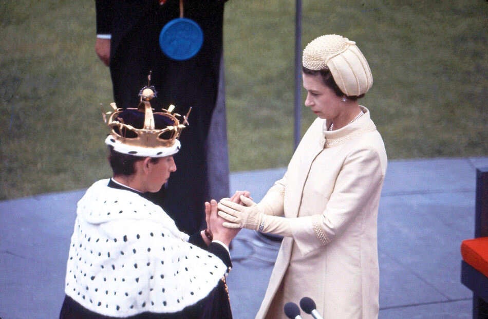 Королева Елизавета II возводит принца Чарльза на Валлийский престол, даруя ему титул принца Уэльского в замке Карнарвон 1 июля 1969 г., Шотландия
