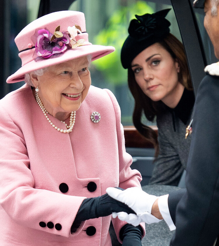Королева Елизавета II и Кэтрин, герцогиня Кембриджская посещают Королевский колледж Лондона 19 марта 2019 года