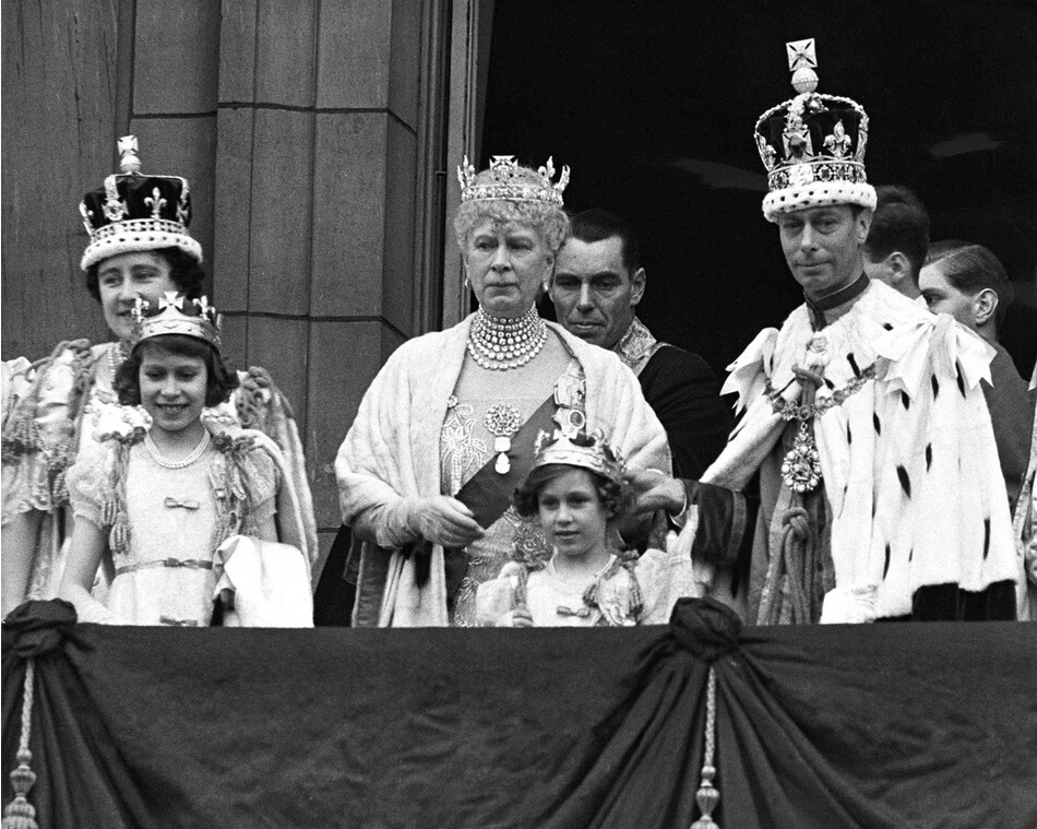 Три поколения королевской семьи на балконе Букингемского дворца после коронации короля Георга VI в 1937 году