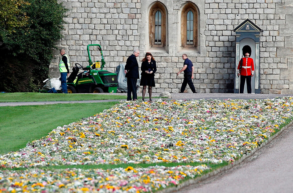 Сара Фергюсон с принцем Эндрю осматривают цветы, оставленные королевскими поклонниками в дань уважения к королеве Елизавете II 16 сентября 2022, Виндзорский замок, Англия
