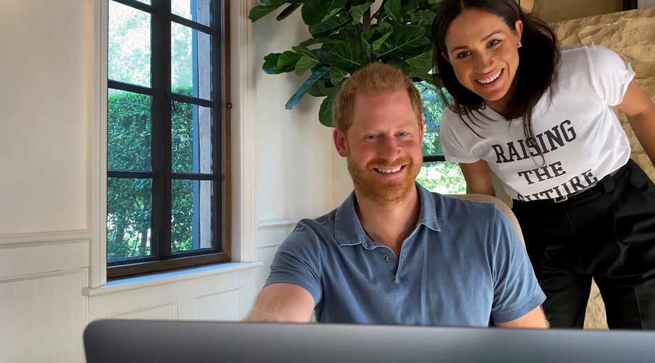 Герцог и герцогиня Сассекские, принц Гарри и Меган Маркл общаются по видеосвязи в Кенсингтонском дворце, 2021