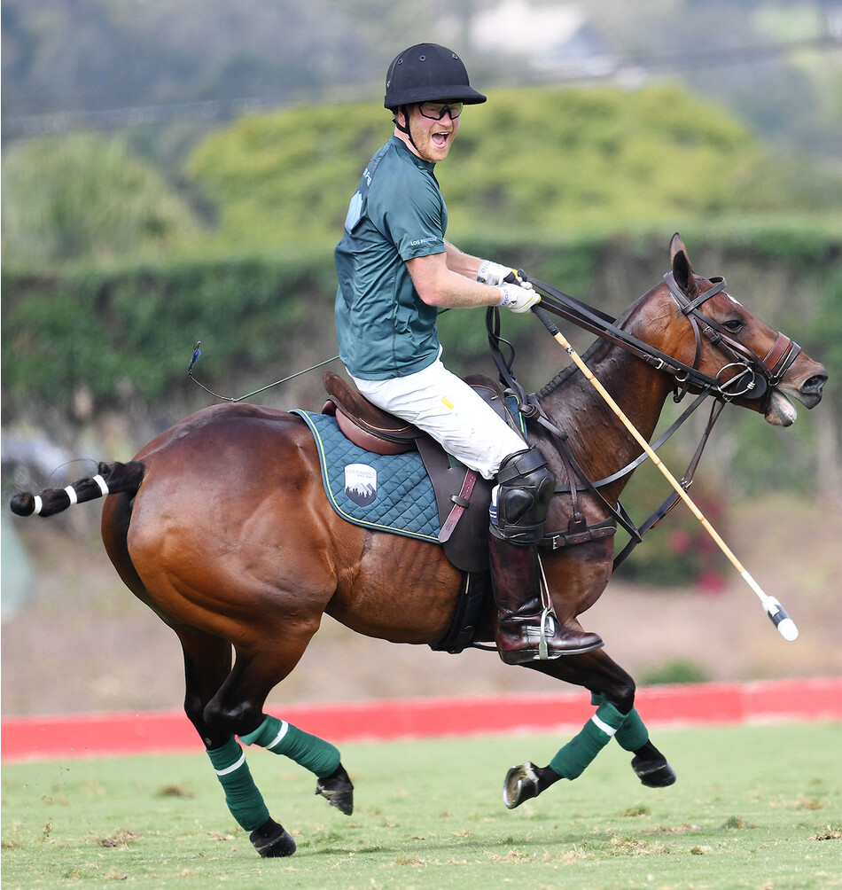 Принц Гарри, герцог Сассекский скачет на коне во время игры поло в загородном клубе Cancha de Estrella 10 июня 2022 года в Карпинтерии, Калифорния, США