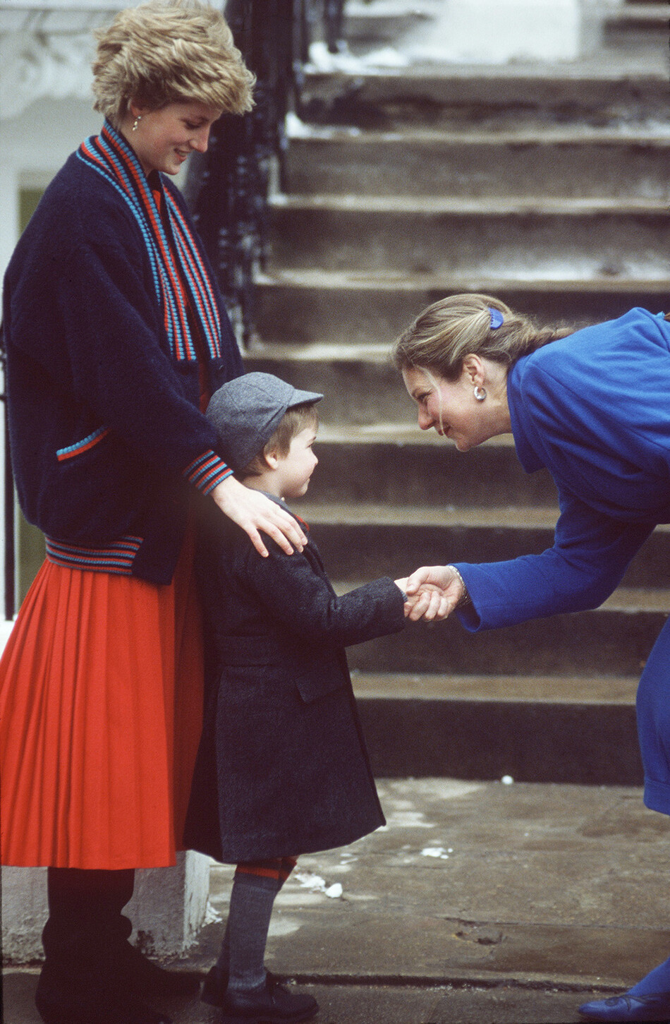 Принцесса Диана с принцем Уильямом и директором школы в первый день в школе Уэтерби