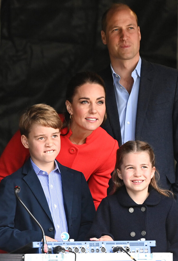 Принц Уильям и Кейт Миддлтон вместе с детьми принцем Джорджем и принцессой Шарлоттой на мероприятии в честь Платинового юбилея Королевы Елизаветы II в Уэльсе 2022