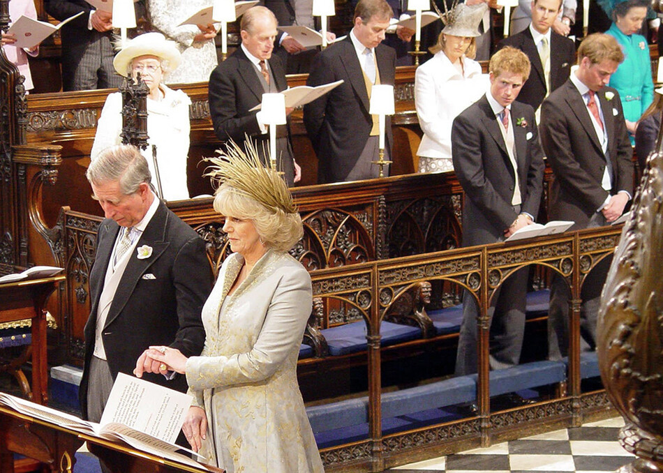 Принц Уэльский и его новая жена Камилла Паркер Боулз, герцогиня Корнуоллская, с другими членами королевской семьи во время бракосочетания в часовне Святого Георгия в Виндзоре 9 апреля 2005 года, Лондон, Англия