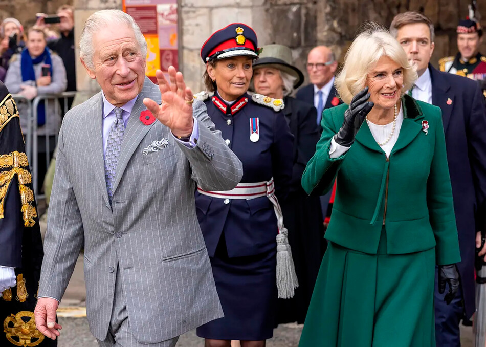Король Карл III и Камилла, королева-консорт присутствуют на церемонии приветствия в баре Миклегейт, где, по традиции, Государя Великобритании приветствуют во время его официального визита в графство Йоркшир 9 ноября 2022 года в Йорке, Англия
