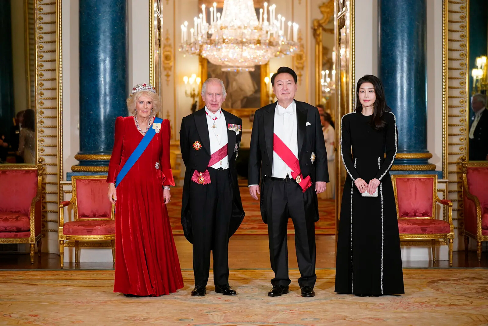 Король Карл III и королева Камилла&nbsp;с президентом Южной Кореи Юн Сок Ёля и его супругу, первую леди Ким Кён Хи