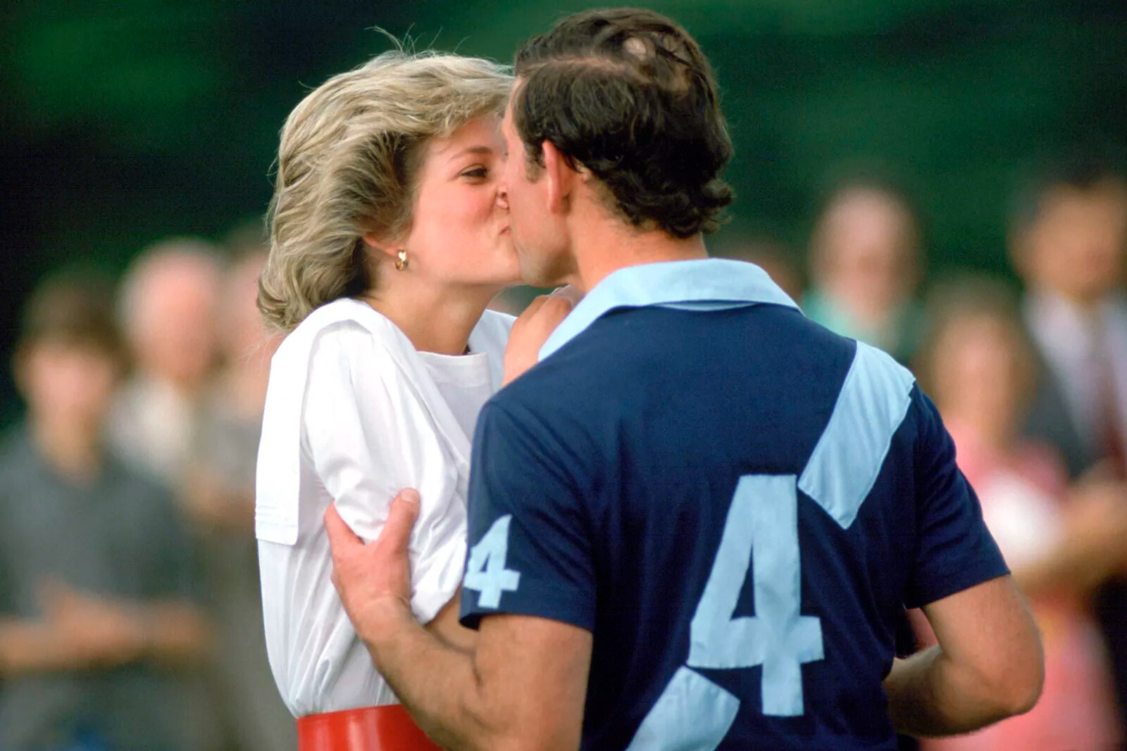 Принцесса Диана и принц Чарльз целуются на поле для поло в июне 1985 года