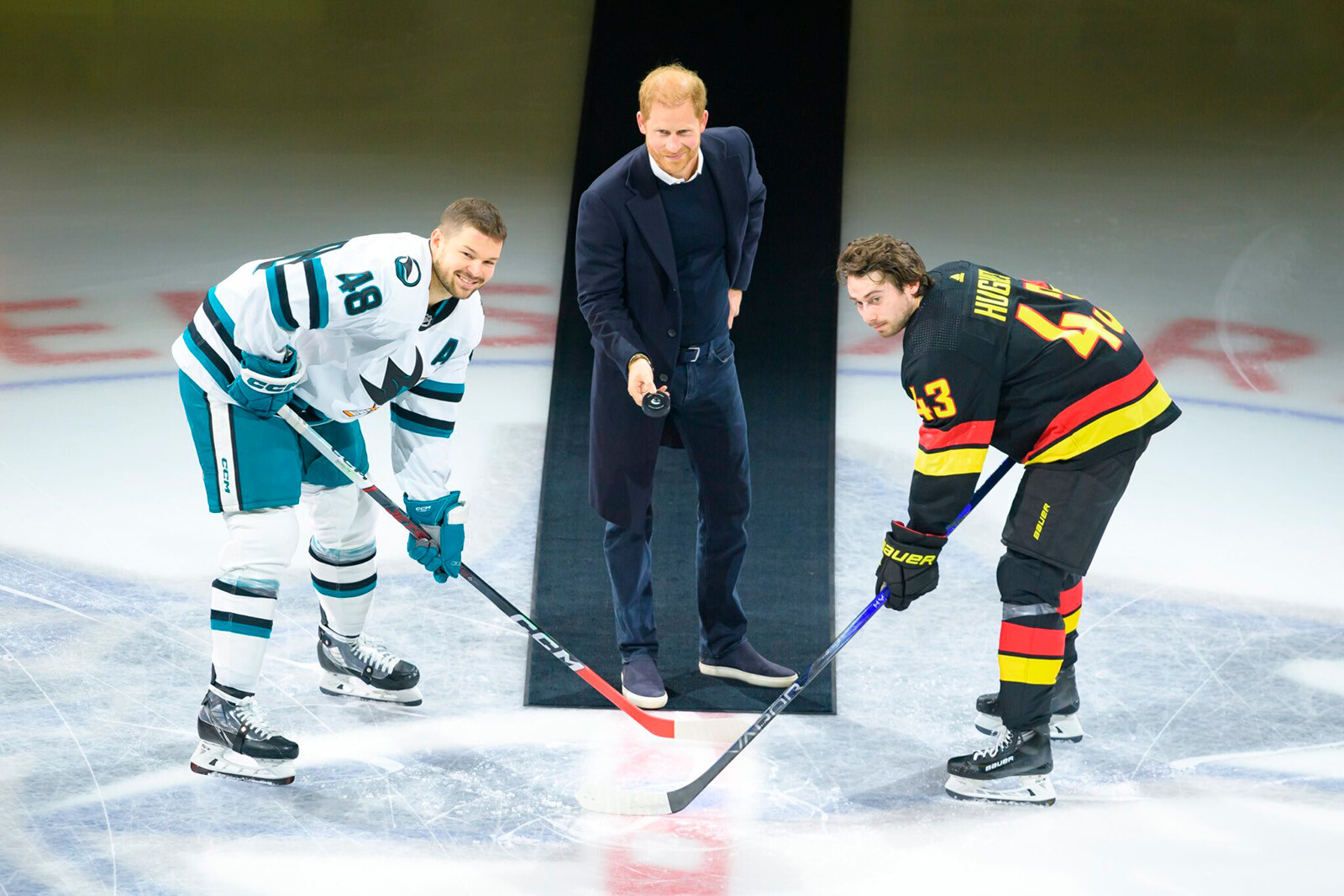 Принц Гарри совершил символическое вбрасывание на хоккейном матче и сделал важное объявление