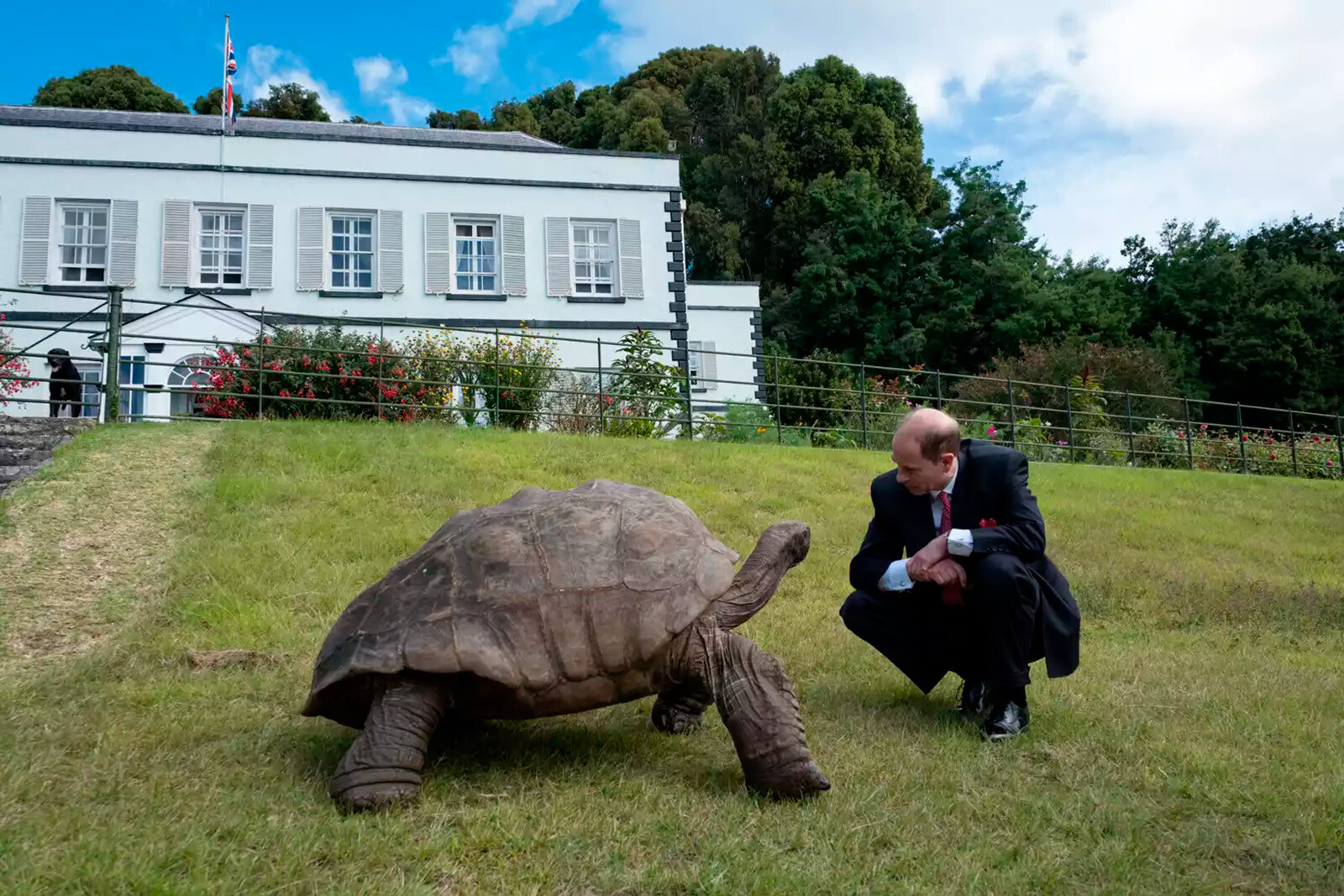 Герцог Эдинбургский с 192-летней черепахой Джонатаном на острове Святой Елены