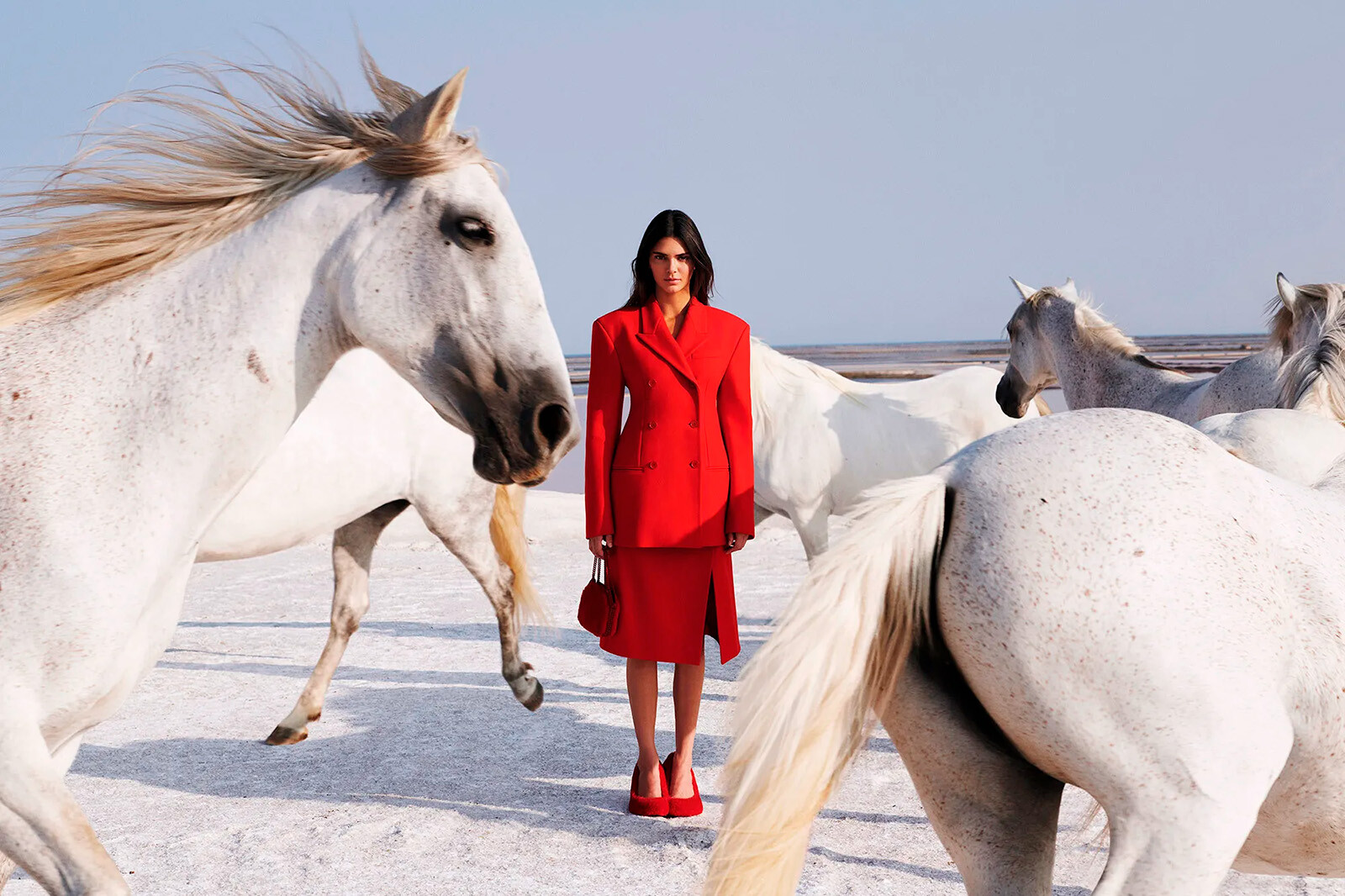 Кендалл Дженнер позирует обнажённая на лошади для новой рекламной кампании Stella McCartney