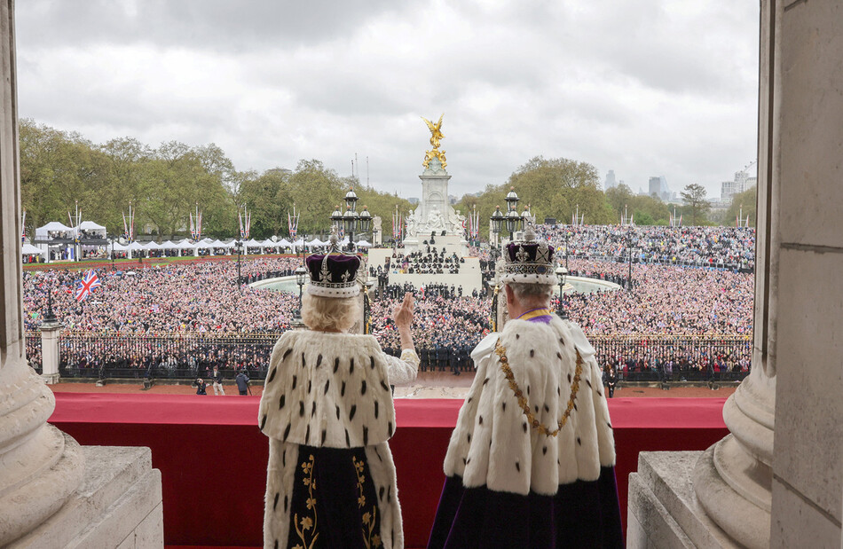 Король Карл III и королева Камилла на&nbsp;балконе Букингемского дворца