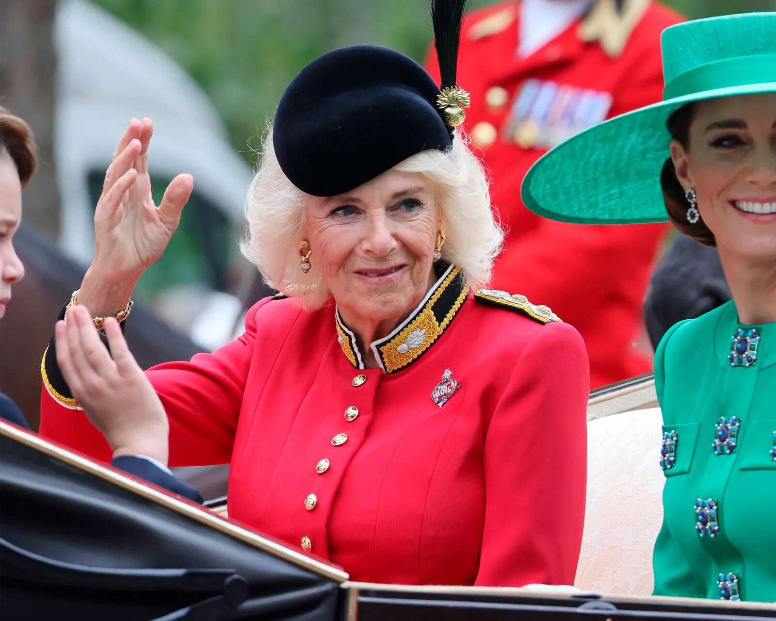 Королева Камилла выбрала наряд, вдохновлённый военной формой