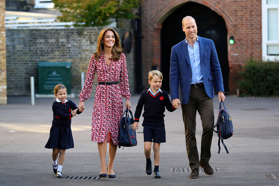 Принцесса Шарлотта прибывает на свой первый день в школе со своим братом принцем Джорджем и ее родителями, герцогом и герцогиней Кембриджскими, в Томас Баттерси в Лондоне 5 сентября 2019 года в Лондоне, Англия