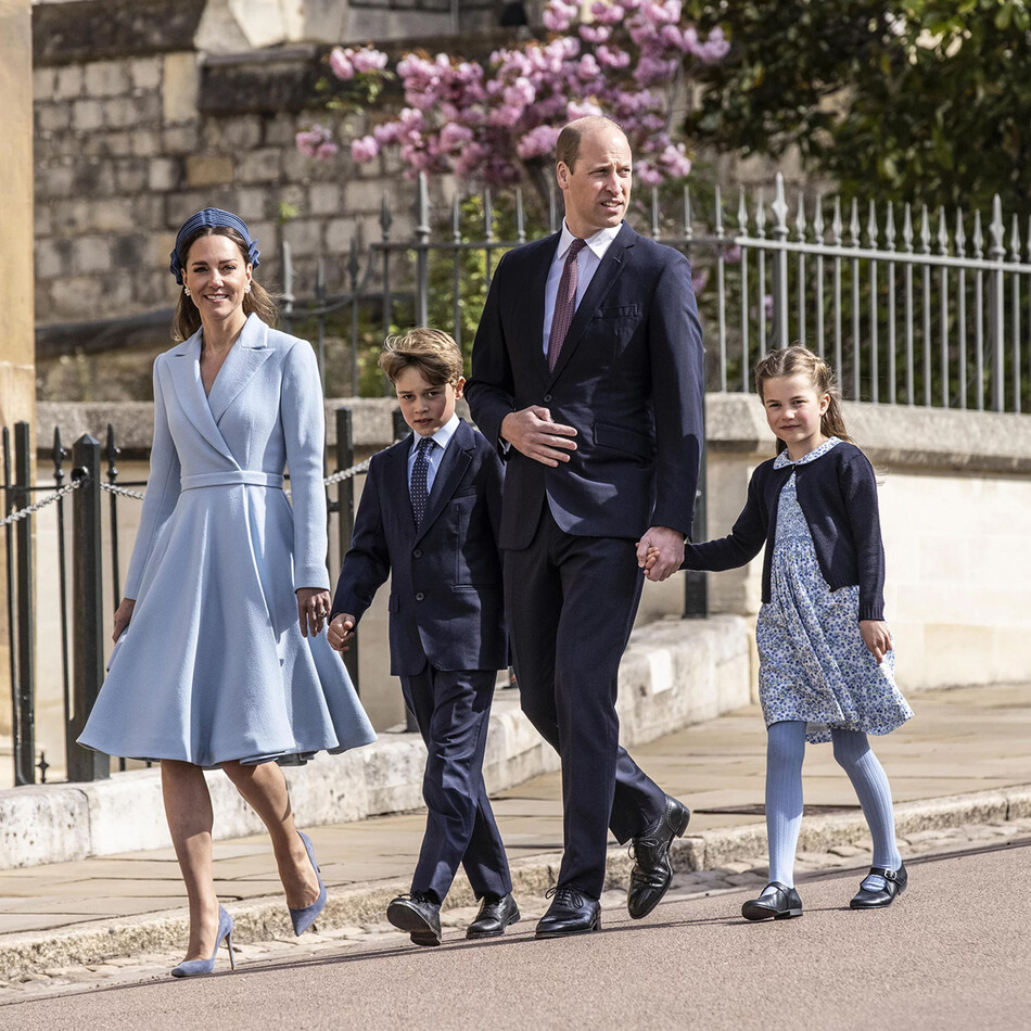 Принц Уильям, герцог Кембриджский, Кэтрин, герцогиня Кембриджская, принц Джордж и принцесса Шарлотта приняли участие в традиционной пасхальной воскресной церковной службе в часовне Святого Георгия на территории Виндзорского замка 17 апреля 2022 года в Виндзоре, Англия