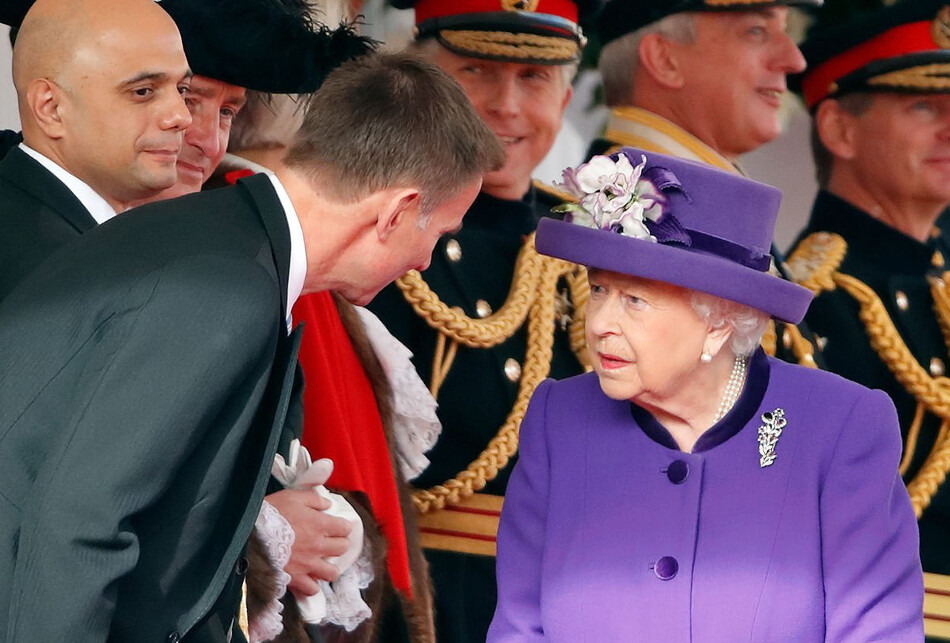 Как Елизавета II нарушает правила кодекса во время беседы с гостями?