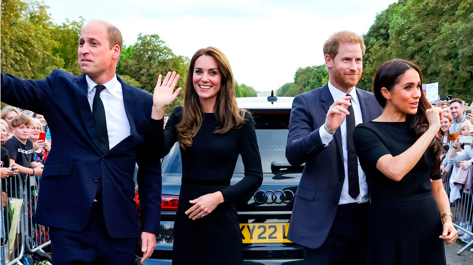 Кэтрин, принцесса Уэльская с принцем Уэльским и принц Гарри, герцог Сассекский с Меган, герцогиней Сассекской в Виндзорском замке 10 сентября 2022 года в Виндзоре, Англия