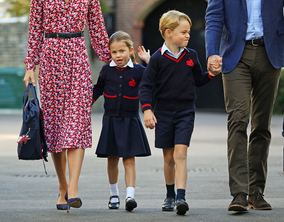 Принц Уильям и Кейт Миддлтон с детьми принцем Джорджем и принцессой Шарлоттой прибывают в школу Томаса Баттерси 5 сентября 2019 г.