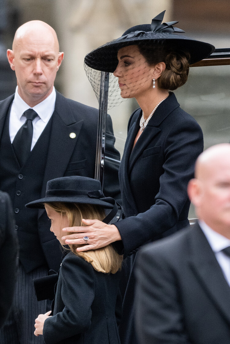 Кэтрин, принцесса Уэльская и принцесса Шарлотта прибывают на государственные похороны королевы Елизаветы II в Вестминстерском аббатстве, 19 сентября 2022 года в Лондоне, Англия