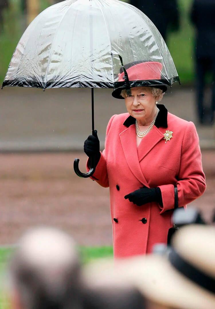 Королева Елизавета II присутствует на открытии мемориала национальной полиции, 25-ого апреля 2005 в Лондоне, Англии