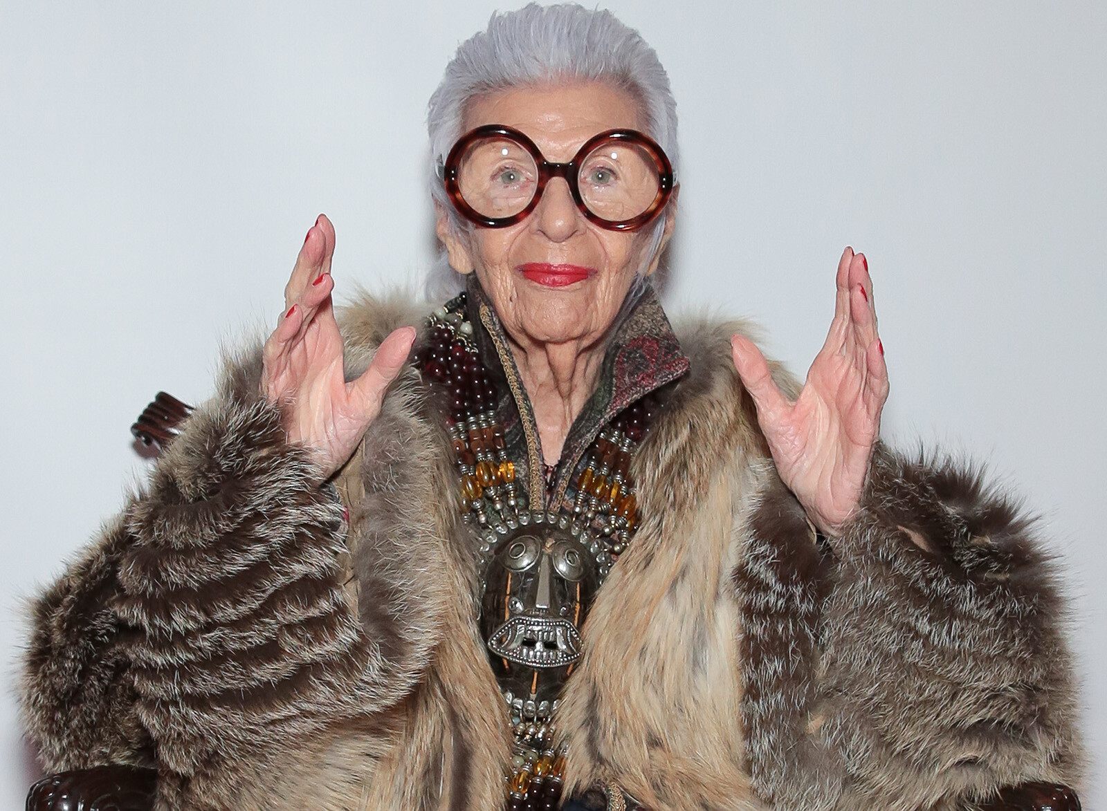 Икона моды Айрис Апфель умерла в возрасте 102 лет