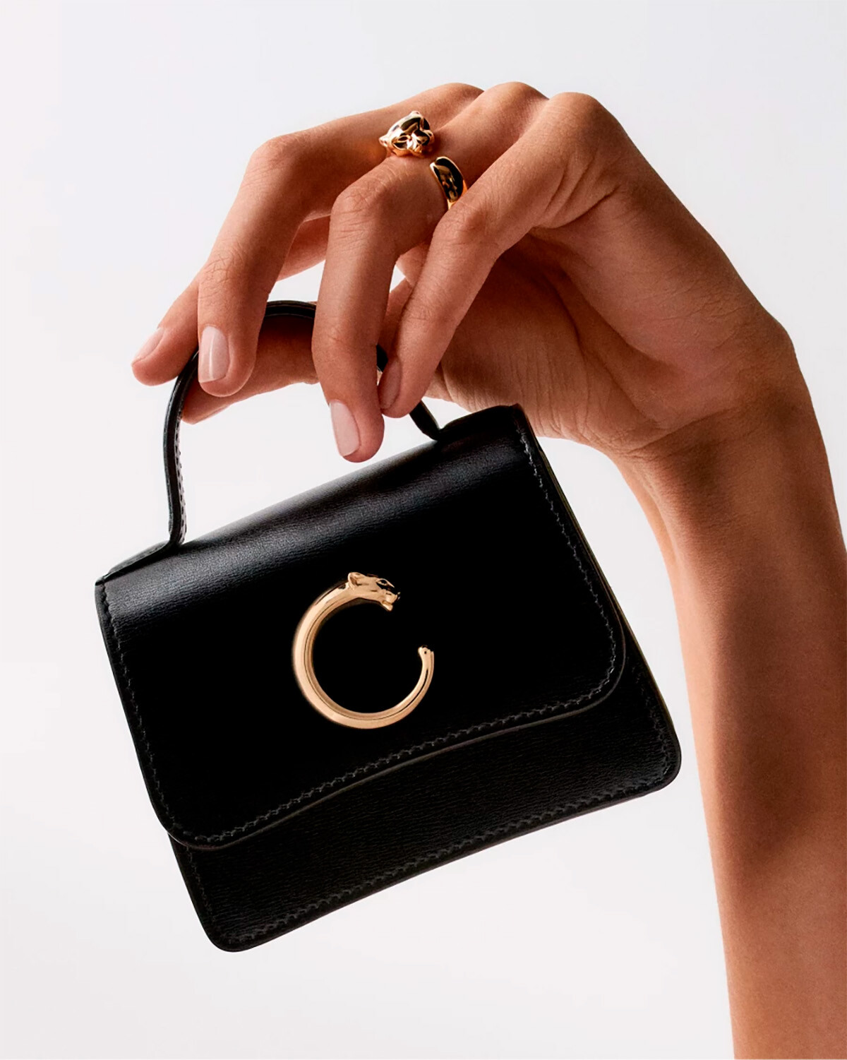 Cartier показал коллекцию мини-сумок C de Cartier и Panth&egrave;re de Cartier