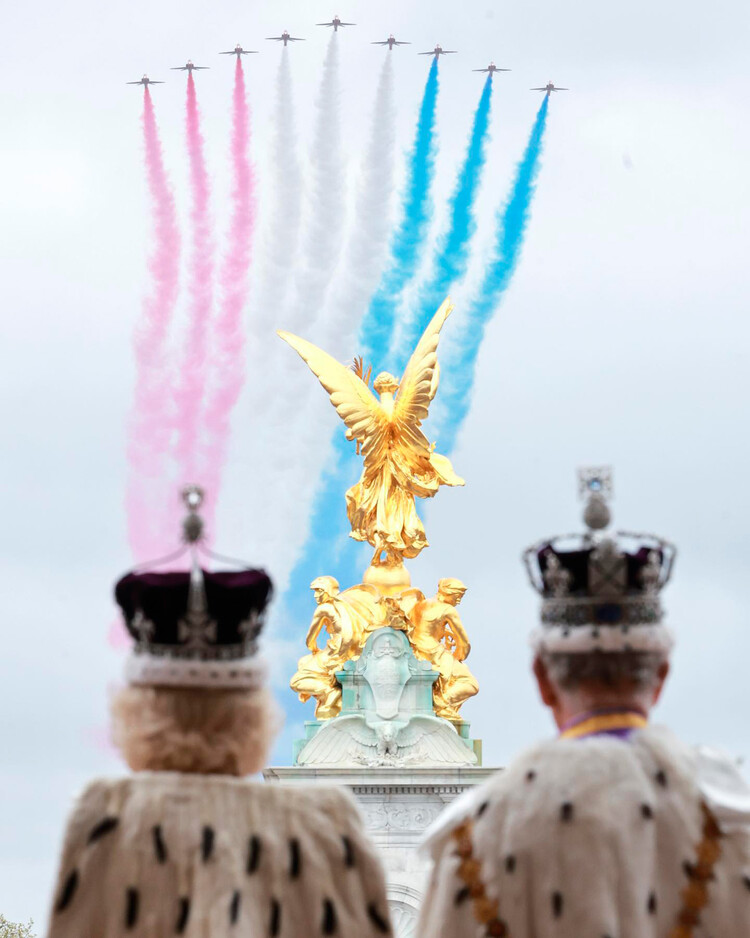 Король Карл III и королева Камилла&nbsp;наблюдают за авиашоу Королевских ВВС