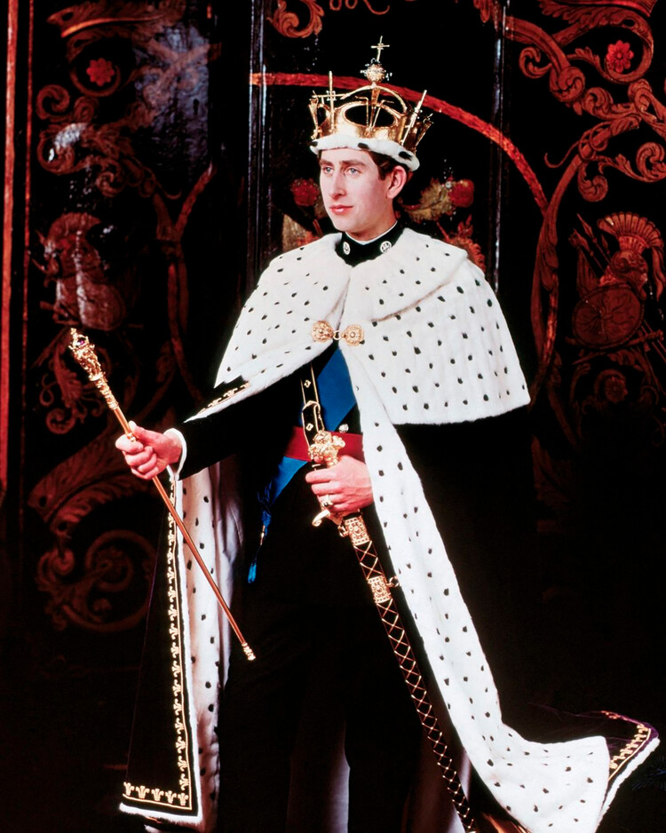 Чарльз одет в регалии принца Уэльского, после церемонии коронации в замке Карнарвон 1 июля 1969 г., Шотландия