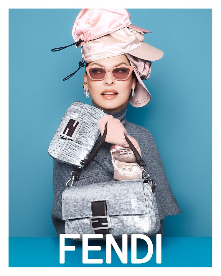 Линда Евангелиста возвращается в модельный бизнес в модном показе Fendi впервые после неудачной пластической операции, изуродовавшей модель