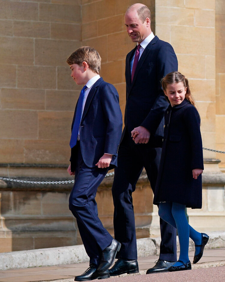 Принц Уильям с принцем Джорджем и принцессой Шарлоттой на пасхальной службе