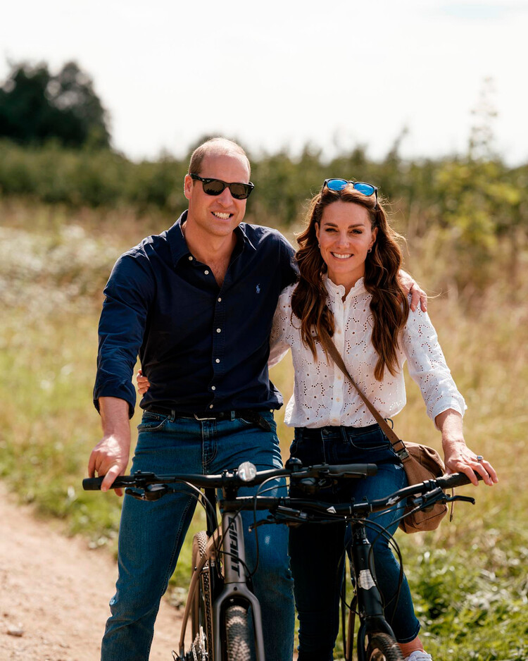 Принц Уильям и Кейт Миддлтон&nbsp;во время прогулки на велосипедах