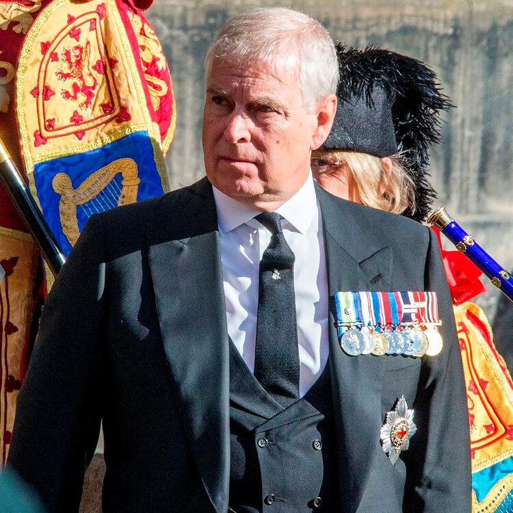 Принц Эндрю подвергся жёсткой критике со стороны протестующих во время процессии с гробом королевы Елизаветы II, 12 сентября 2022 года в Эдинбурге, Шотландия