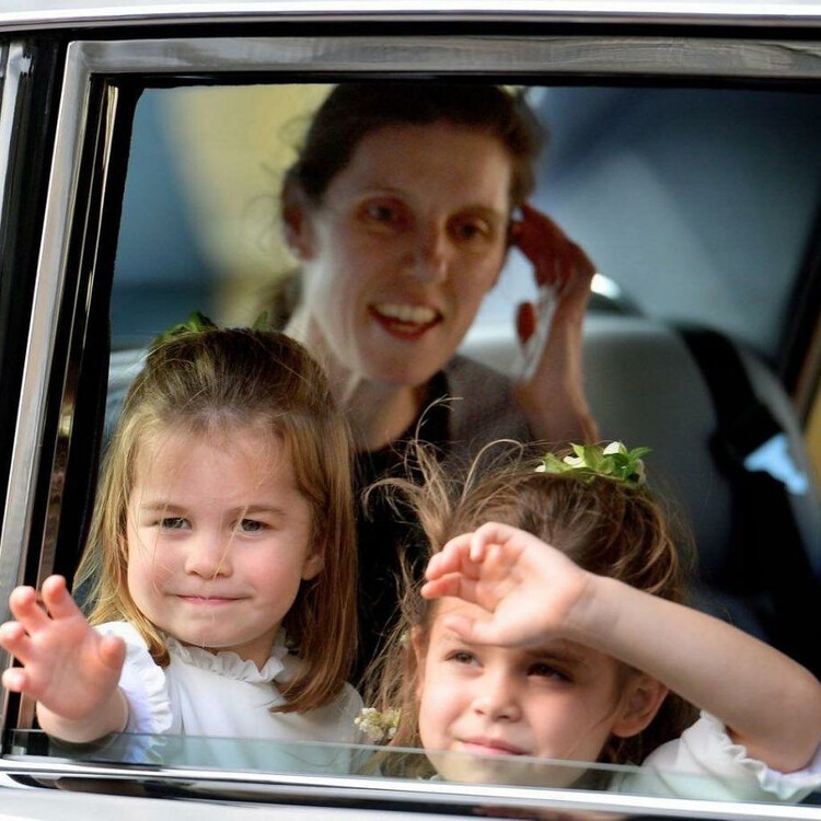 Королевская няня Мария Тереза Туррион Борралло с принцессой Шарлоттой и Теодорой Уильямс прибывают на церемонии бракосочетания принцессы Евгении Йорк и Джек Бруксбэнк в часовне Святого Георгия 12 октября 2018 года в Виндзоре, Англия