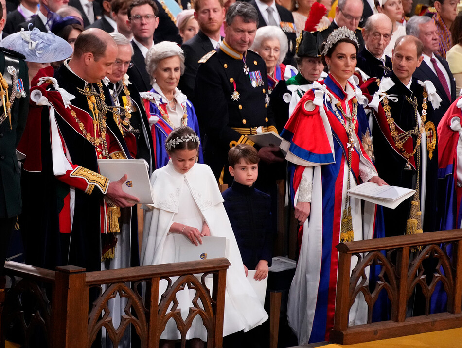 Кейт Миддлтон и принц Уильям вместе с принцессой Шарлоттой и принцем Луи в Вестминстерское аббатство на коронацию Карла III, 2023