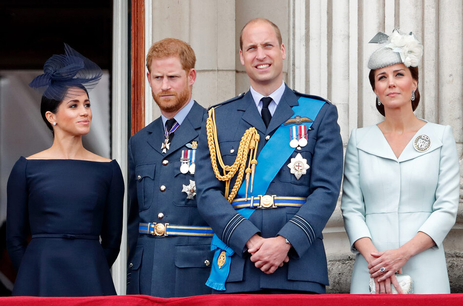 Меган, герцогиня Сассекская, принц Гарри, герцог Сассекский, принц Уильям, герцог Кембриджский и Кэтрин, герцогиня Кембриджская присутствуют на параде в честь столетия Королевских ВВС с балкона Букингемского дворца 10 июля 2018 года в Лондоне, Англия