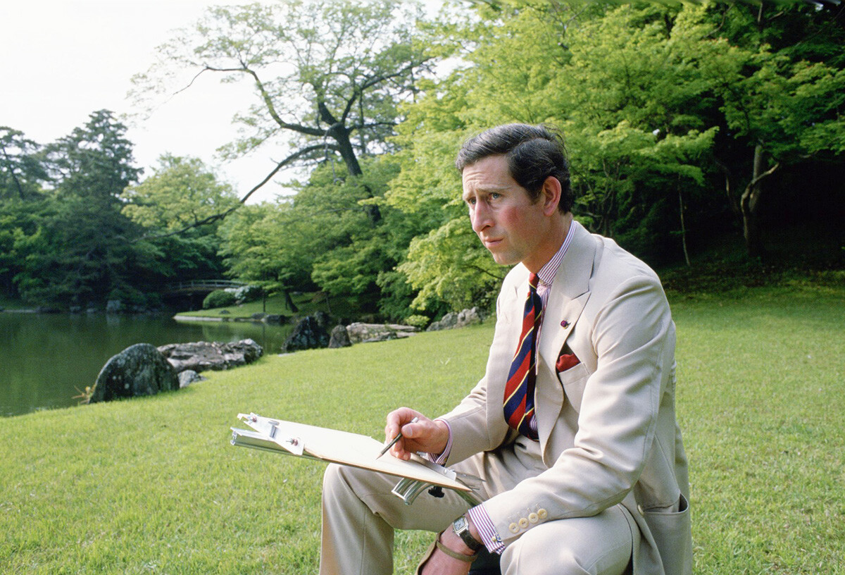 Король Карл III рисует в саду дворца Омия во время официального тура по Японии, май 1986