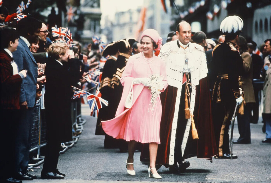 Королева Елизавета II с лорд-мэром Лондона после службы благодарения в соборе Святого Павла в рамках празднования Серебряного юбилея, 7 июня 1977 года