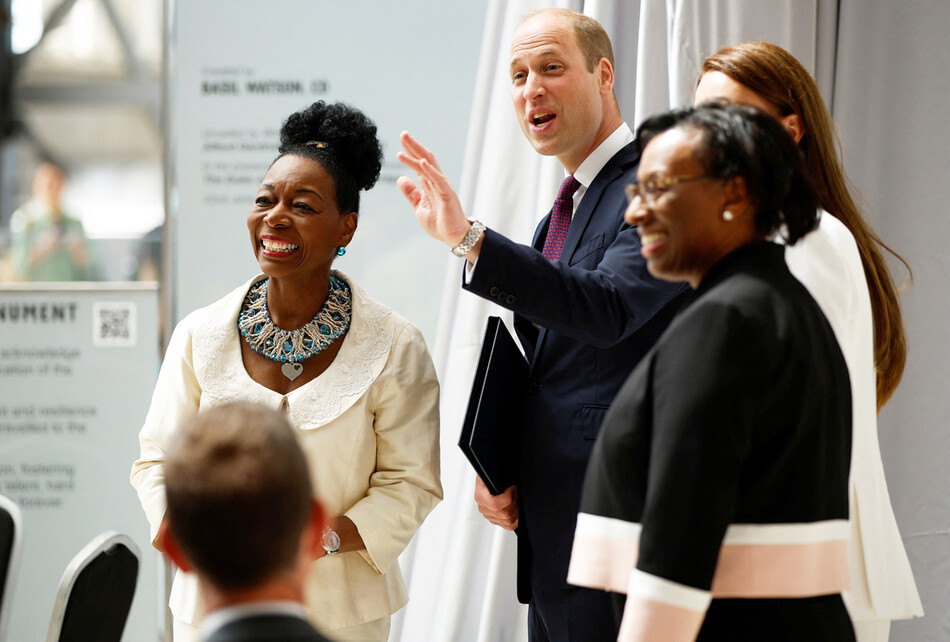 Принц Уильям, герцог Кембриджский баронесса Флоэлла Бенджамин (слева) прибывают на открытие Национального монумента &laquo;Ветровая лихорадка&raquo; на вокзале Ватерлоо в Лондоне 22 июня 2022 года