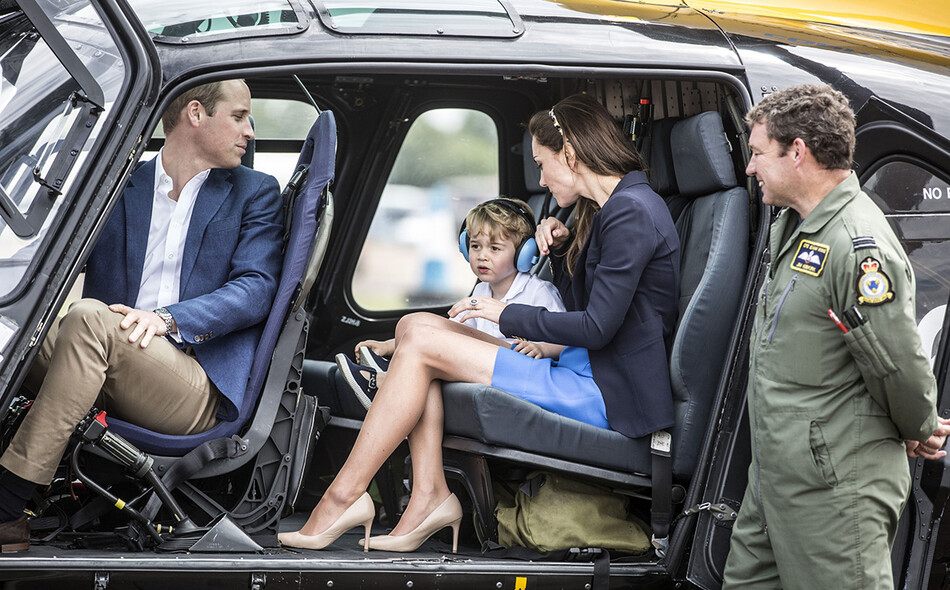 Принц Уильям вместе с принцем Джорджем и Кэтрин во время визита в Royal International Air Tattoo в RAF Fairford 8 июля. 2016 г. в Фэрфорде, Англия