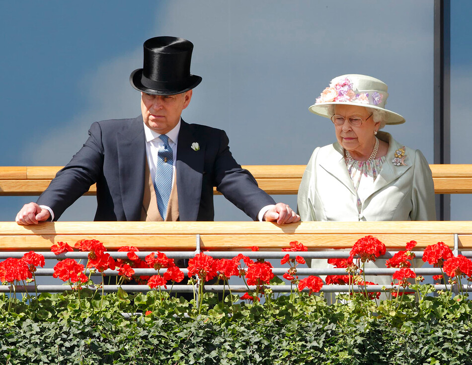Принц Эндрю, герцог Йоркский и королева Елизавета II наблюдают за скачками с королевской ложи на ипподроме Royal Ascot 18 июня 2014 года в Аскоте, Англия
